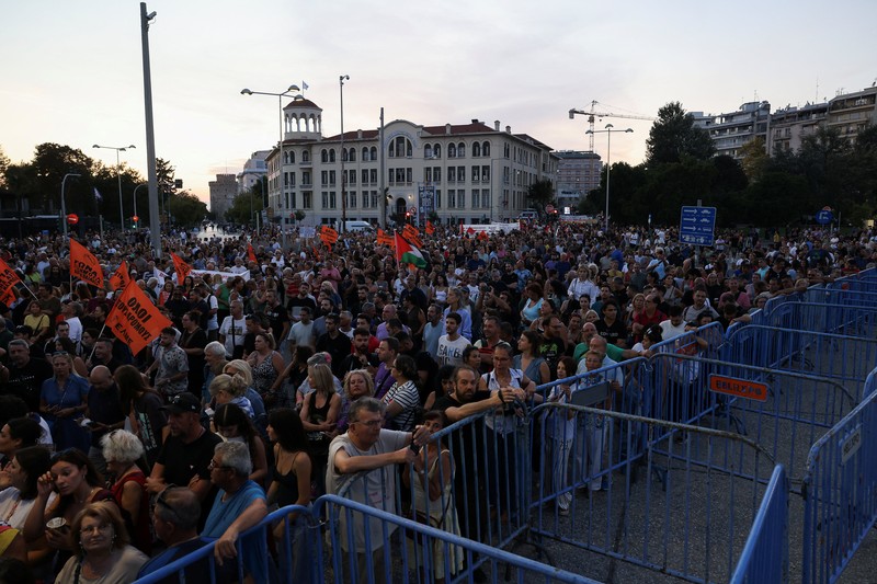 Para pengunjuk rasa menghadiri demonstrasi anti-pemerintah, pada hari Perdana Menteri Yunani Kyriakos Mitsotakis menyampaikan pidato kebijakan ekonomi tahunan di Pameran Internasional Thessaloniki, di Thessaloniki, Yunani, 6 September 2025. Para pengunjuk rasa menghadiri demonstrasi anti-pemerintah, pada hari Perdana Menteri Yunani Kyriakos Mitsotakis menyampaikan pidato kebijakan ekonomi tahunan di Pameran Internasional Thessaloniki, di Thessaloniki, Yunani, 6 September 2025. (REUTERS/Alexandros Avramidis)