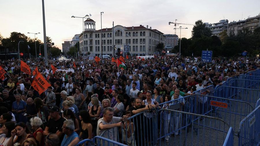 Para pengunjuk rasa menghadiri demonstrasi anti-pemerintah, pada hari Perdana Menteri Yunani Kyriakos Mitsotakis menyampaikan pidato kebijakan ekonomi tahunan di Pameran Internasional Thessaloniki, di Thessaloniki, Yunani, 6 September 2025. Para pengunjuk rasa menghadiri demonstrasi anti-pemerintah, pada hari Perdana Menteri Yunani Kyriakos Mitsotakis menyampaikan pidato kebijakan ekonomi tahunan di Pameran Internasional Thessaloniki, di Thessaloniki, Yunani, 6 September 2025. (REUTERS/Alexandros Avramidis)