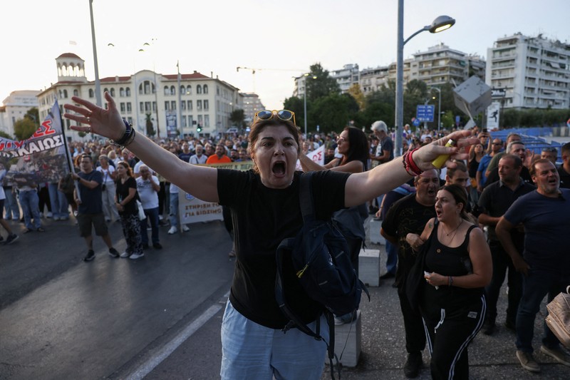 Para pengunjuk rasa menghadiri demonstrasi anti-pemerintah, pada hari Perdana Menteri Yunani Kyriakos Mitsotakis menyampaikan pidato kebijakan ekonomi tahunan di Pameran Internasional Thessaloniki, di Thessaloniki, Yunani, 6 September 2025. Para pengunjuk rasa menghadiri demonstrasi anti-pemerintah, pada hari Perdana Menteri Yunani Kyriakos Mitsotakis menyampaikan pidato kebijakan ekonomi tahunan di Pameran Internasional Thessaloniki, di Thessaloniki, Yunani, 6 September 2025. (REUTERS/Alexandros Avramidis)