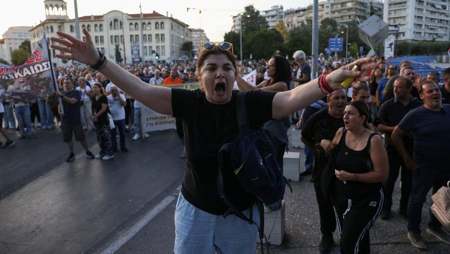 Para pengunjuk rasa menghadiri demonstrasi anti-pemerintah, pada hari Perdana Menteri Yunani Kyriakos Mitsotakis menyampaikan pidato kebijakan ekonomi tahunan di Pameran Internasional Thessaloniki, di Thessaloniki, Yunani, 6 September 2025. (REUTERS/Alexandros Avramidis)