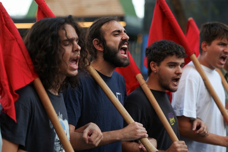 Para pengunjuk rasa menghadiri demonstrasi anti-pemerintah, pada hari Perdana Menteri Yunani Kyriakos Mitsotakis menyampaikan pidato kebijakan ekonomi tahunan di Pameran Internasional Thessaloniki, di Thessaloniki, Yunani, 6 September 2025. Para pengunjuk rasa menghadiri demonstrasi anti-pemerintah, pada hari Perdana Menteri Yunani Kyriakos Mitsotakis menyampaikan pidato kebijakan ekonomi tahunan di Pameran Internasional Thessaloniki, di Thessaloniki, Yunani, 6 September 2025. (REUTERS/Alexandros Avramidis)