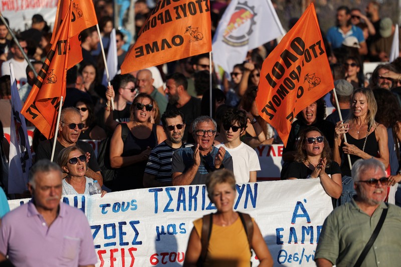 Para pengunjuk rasa menghadiri demonstrasi anti-pemerintah, pada hari Perdana Menteri Yunani Kyriakos Mitsotakis menyampaikan pidato kebijakan ekonomi tahunan di Pameran Internasional Thessaloniki, di Thessaloniki, Yunani, 6 September 2025. Para pengunjuk rasa menghadiri demonstrasi anti-pemerintah, pada hari Perdana Menteri Yunani Kyriakos Mitsotakis menyampaikan pidato kebijakan ekonomi tahunan di Pameran Internasional Thessaloniki, di Thessaloniki, Yunani, 6 September 2025. (REUTERS/Alexandros Avramidis)