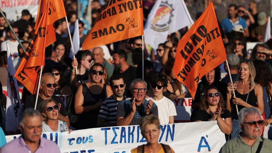Para pengunjuk rasa menghadiri demonstrasi anti-pemerintah, pada hari Perdana Menteri Yunani Kyriakos Mitsotakis menyampaikan pidato kebijakan ekonomi tahunan di Pameran Internasional Thessaloniki, di Thessaloniki, Yunani, 6 September 2025. Para pengunjuk rasa menghadiri demonstrasi anti-pemerintah, pada hari Perdana Menteri Yunani Kyriakos Mitsotakis menyampaikan pidato kebijakan ekonomi tahunan di Pameran Internasional Thessaloniki, di Thessaloniki, Yunani, 6 September 2025. (REUTERS/Alexandros Avramidis)