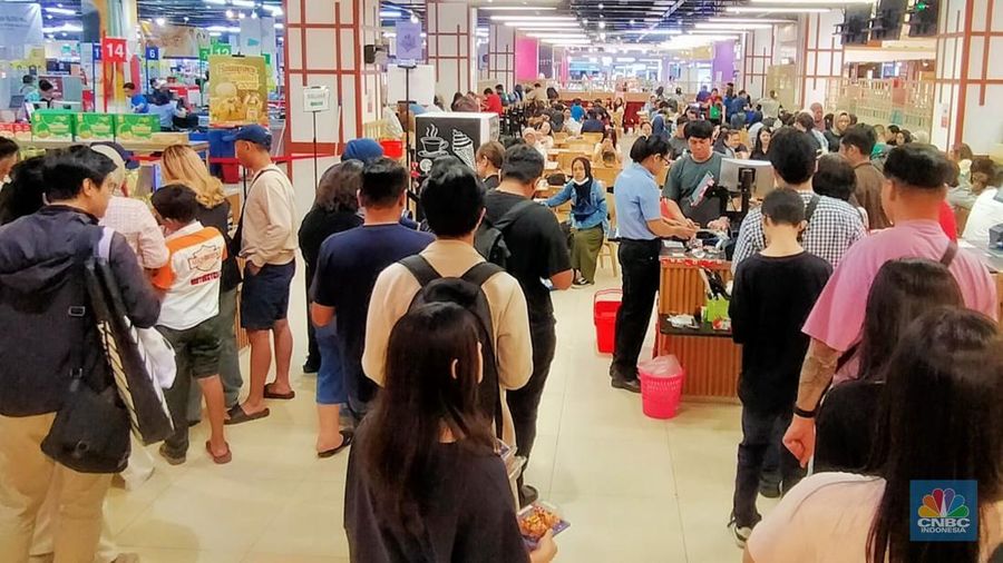 Pengunjung memenuhi area makanan dan fresh garden untuk berburu promo selama Transmart Full Day Sale salah satunya di Transmart Central Park, Jakarta, Minggu (7/9/2025). (CNBC Indonesia/Khoirul Anam)