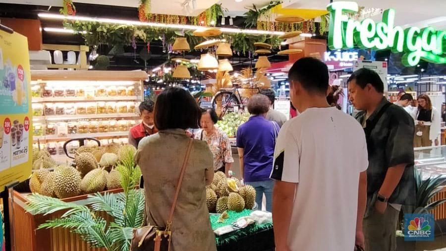 Pengunjung memenuhi area makanan dan fresh garden untuk berburu promo selama Transmart Full Day Sale salah satunya di Transmart Central Park, Jakarta, Minggu (7/9/2025). (CNBC Indonesia/Khoirul Anam)