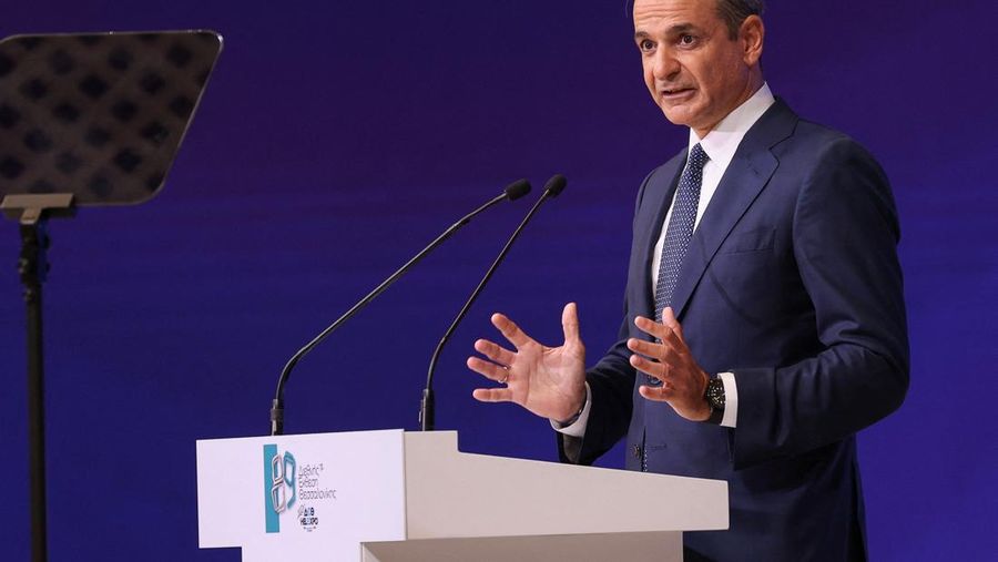 Para pengunjuk rasa menghadiri demonstrasi anti-pemerintah, pada hari Perdana Menteri Yunani Kyriakos Mitsotakis menyampaikan pidato kebijakan ekonomi tahunan di Pameran Internasional Thessaloniki, di Thessaloniki, Yunani, 6 September 2025. (REUTERS/Alexandros Avramidis)