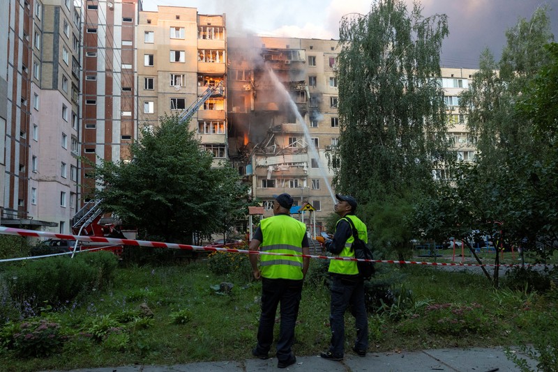Asap mengepul di atas gedung kantor pusat pemerintah Ukraina, setelah serangan pesawat tak berawak dan rudal Rusia, di tengah serangan Rusia terhadap Ukraina, di Kyiv, Ukraina, 7 September 2025. (REUTERS/Serhii Korovainyi)