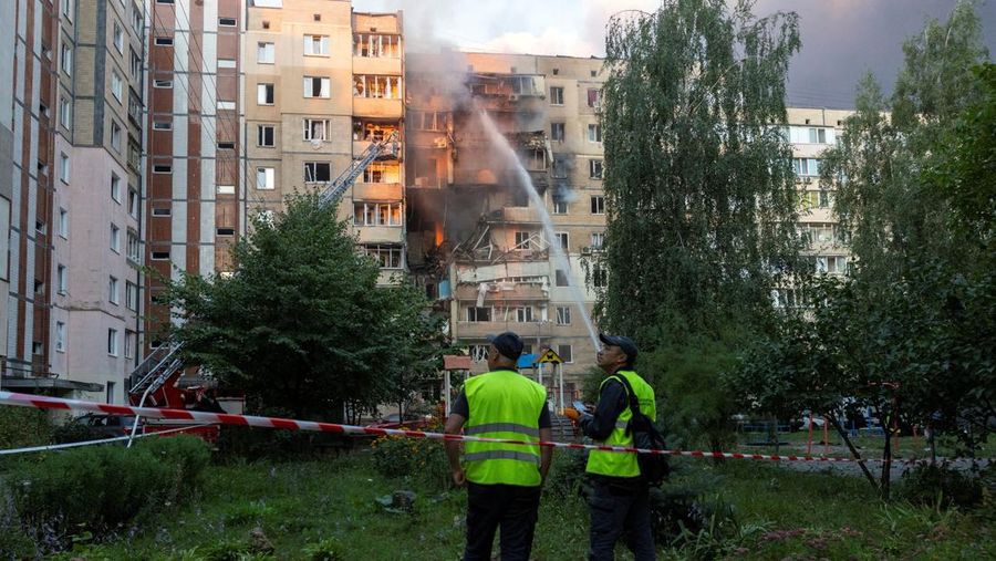 Asap mengepul di atas gedung kantor pusat pemerintah Ukraina, setelah serangan pesawat tak berawak dan rudal Rusia, di tengah serangan Rusia terhadap Ukraina, di Kyiv, Ukraina, 7 September 2025. (REUTERS/Serhii Korovainyi)