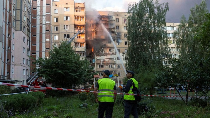Asap mengepul di atas gedung kantor pusat pemerintah Ukraina, setelah serangan pesawat tak berawak dan rudal Rusia, di tengah serangan Rusia terhadap Ukraina, di Kyiv, Ukraina, 7 September 2025. (REUTERS/Serhii Korovainyi)