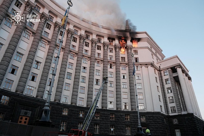 Asap mengepul di atas gedung kantor pusat pemerintah Ukraina, setelah serangan pesawat tak berawak dan rudal Rusia, di tengah serangan Rusia terhadap Ukraina, di Kyiv, Ukraina, 7 September 2025. (REUTERS/Serhii Korovainyi)