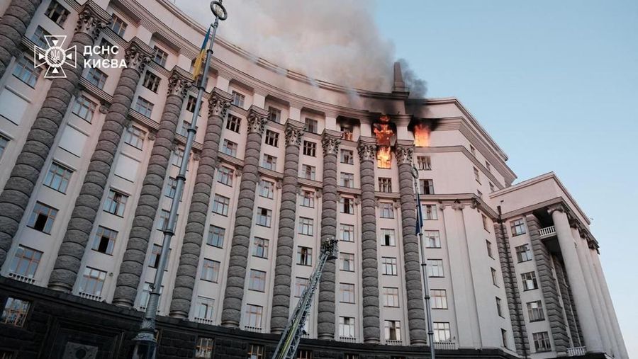 Asap mengepul di atas gedung kantor pusat pemerintah Ukraina, setelah serangan pesawat tak berawak dan rudal Rusia, di tengah serangan Rusia terhadap Ukraina, di Kyiv, Ukraina, 7 September 2025. (REUTERS/Serhii Korovainyi)