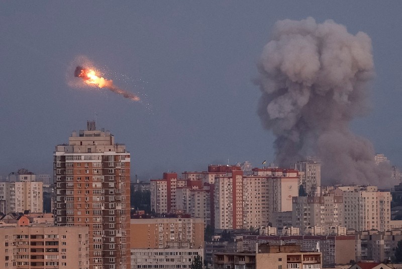 Asap mengepul di atas gedung kantor pusat pemerintah Ukraina, setelah serangan pesawat tak berawak dan rudal Rusia, di tengah serangan Rusia terhadap Ukraina, di Kyiv, Ukraina, 7 September 2025. (REUTERS/Serhii Korovainyi)