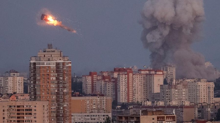 Asap mengepul di atas gedung kantor pusat pemerintah Ukraina, setelah serangan pesawat tak berawak dan rudal Rusia, di tengah serangan Rusia terhadap Ukraina, di Kyiv, Ukraina, 7 September 2025. (REUTERS/Serhii Korovainyi)