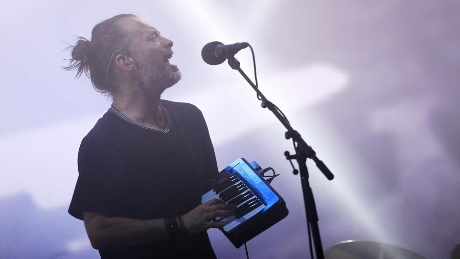 Radiohead saat tampil di Panggung Pyramid di Worthy Farm di Somerset selama Festival Glastonbury di Inggris, 23 Juni 2017. (REUTERS/Dylan Martinez/File Foto)