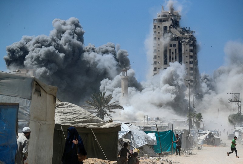 Sebuah bangunan runtuh setelah terkena serangan udara Israel, di Kota Gaza, 5 September 2025. Sebuah bangunan runtuh setelah terkena serangan udara Israel, di Kota Gaza, 5 September 2025. (REUTERS/Mahmoud Issa)