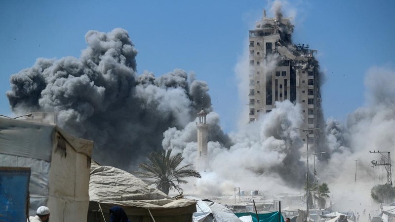 Sebuah bangunan runtuh setelah terkena serangan udara Israel, di Kota Gaza, 5 September 2025. (REUTERS/Mahmoud Issa)