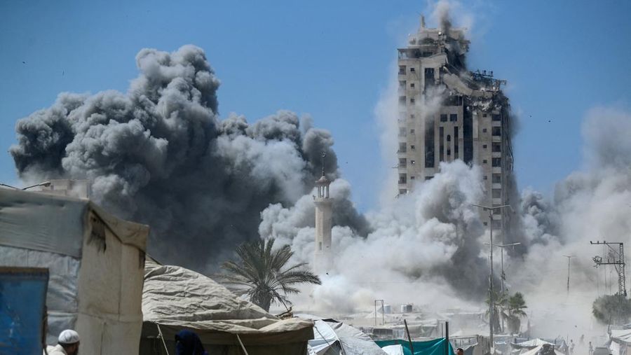 Sebuah bangunan runtuh setelah terkena serangan udara Israel, di Kota Gaza, 5 September 2025. Sebuah bangunan runtuh setelah terkena serangan udara Israel, di Kota Gaza, 5 September 2025. (REUTERS/Mahmoud Issa)