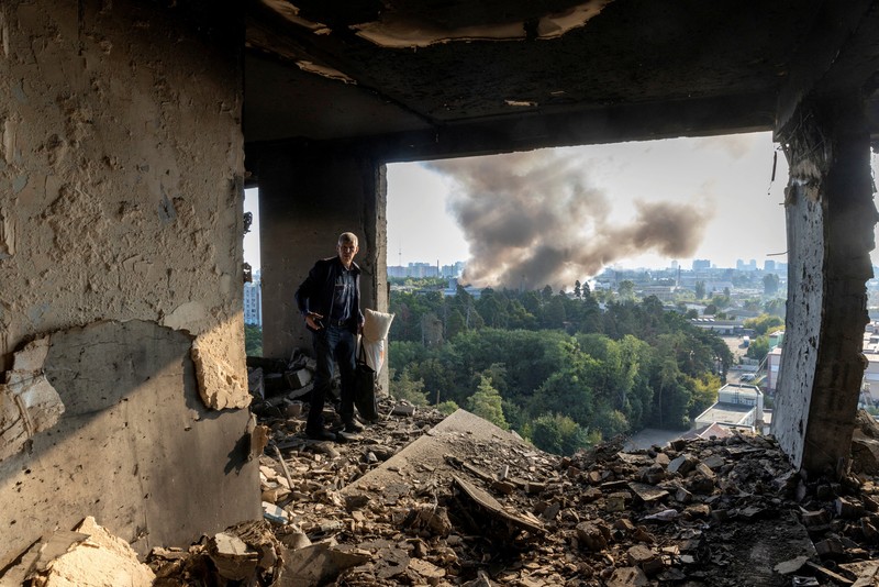 Asap mengepul di atas gedung kantor pusat pemerintah Ukraina, setelah serangan pesawat tak berawak dan rudal Rusia, di tengah serangan Rusia terhadap Ukraina, di Kyiv, Ukraina, 7 September 2025. (REUTERS/Serhii Korovainyi)