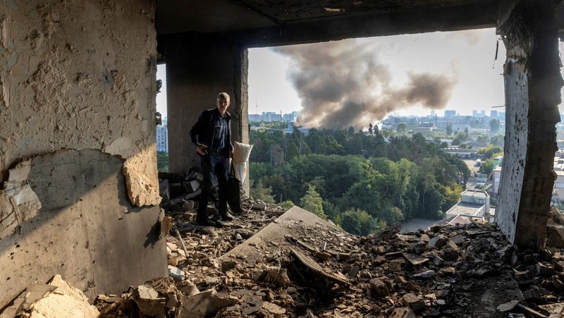 Asap mengepul di atas gedung kantor pusat pemerintah Ukraina, setelah serangan pesawat tak berawak dan rudal Rusia, di tengah serangan Rusia terhadap Ukraina, di Kyiv, Ukraina, 7 September 2025. (REUTERS/Serhii Korovainyi)