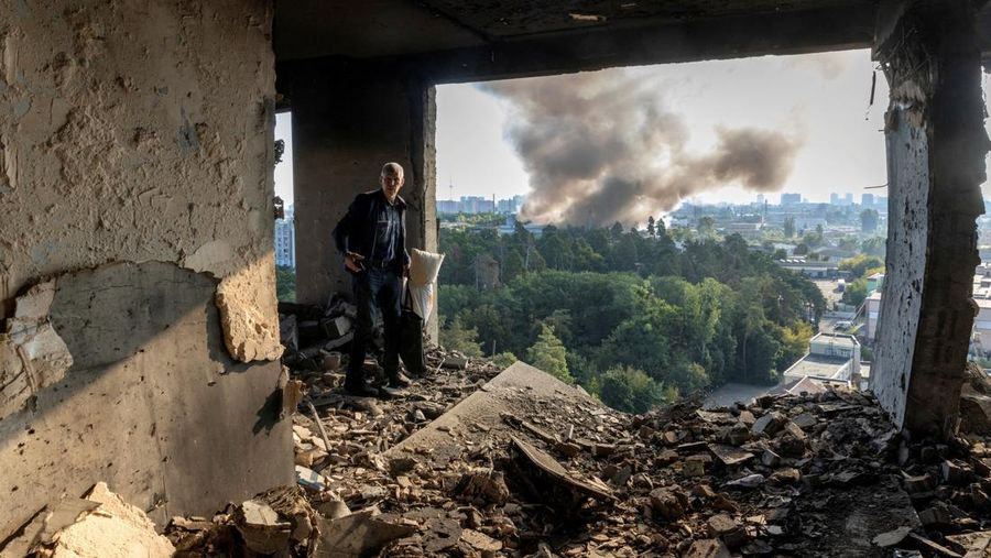 Asap mengepul di atas gedung kantor pusat pemerintah Ukraina, setelah serangan pesawat tak berawak dan rudal Rusia, di tengah serangan Rusia terhadap Ukraina, di Kyiv, Ukraina, 7 September 2025. Asap mengepul di atas gedung kantor pusat pemerintah Ukraina, setelah serangan pesawat tak berawak dan rudal Rusia, di tengah serangan Rusia terhadap Ukraina, di Kyiv, Ukraina, 7 September 2025. (REUTERS/Serhii Korovainyi)