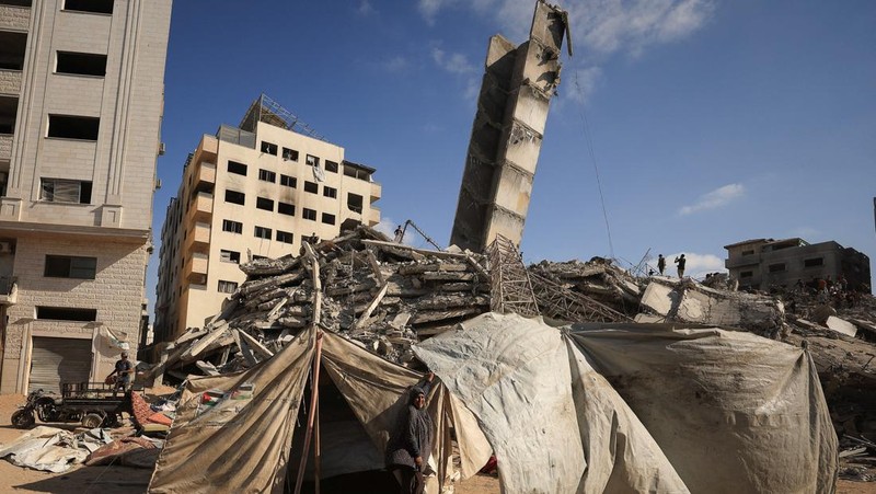 Sebuah bangunan runtuh setelah terkena serangan udara Israel, di Kota Gaza, 5 September 2025. (REUTERS/Mahmoud Issa)