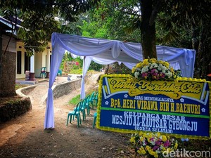 Karangan Bunga dari Korea Menanti Kepulangan Heri Wibawa