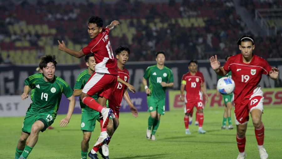 Timnas Indonesia U-23 berhasil membantai Makau dengan skor 5-0. Kemenangan ini membawa Indonesia naik ke posisi kedua klasemen Grup J dengan raihan empat poin. Di sisi lain, Timnas Makau kian terpuruk sebagai juru kunci. Sementara itu, puncak klasemen diduduki Korea Selatan yang menghimpun enam poin. Indonesia dan Korea harus beradu di laga penentu juara grup pada Selasa (9/9/2025). Timnas Indonesia U-23 berhasil membantai Makau dengan skor 5-0. Kemenangan ini membawa Indonesia naik ke posisi kedua klasemen Grup J dengan raihan empat poin. Di sisi lain, Timnas Makau kian terpuruk sebagai juru kunci. Sementara itu, puncak klasemen diduduki Korea Selatan yang menghimpun enam poin. Indonesia dan Korea harus beradu di laga penentu juara grup pada Selasa (9/9/2025). (Dok. Detikjatim/Suparno)