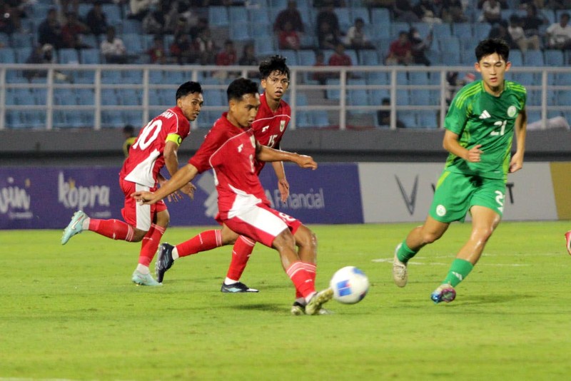 Timnas Indonesia U-23 berhasil membantai Makau dengan skor 5-0. Kemenangan ini membawa Indonesia naik ke posisi kedua klasemen Grup J dengan raihan empat poin. Di sisi lain, Timnas Makau kian terpuruk sebagai juru kunci. Sementara itu, puncak klasemen diduduki Korea Selatan yang menghimpun enam poin. Indonesia dan Korea harus beradu di laga penentu juara grup pada Selasa (9/9/2025). Timnas Indonesia U-23 berhasil membantai Makau dengan skor 5-0. Kemenangan ini membawa Indonesia naik ke posisi kedua klasemen Grup J dengan raihan empat poin. Di sisi lain, Timnas Makau kian terpuruk sebagai juru kunci. Sementara itu, puncak klasemen diduduki Korea Selatan yang menghimpun enam poin. Indonesia dan Korea harus beradu di laga penentu juara grup pada Selasa (9/9/2025). (Dok. Detikjatim/Suparno)