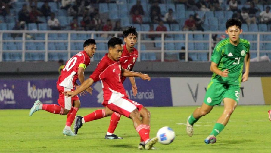 Timnas Indonesia U-23 berhasil membantai Makau dengan skor 5-0. Kemenangan ini membawa Indonesia naik ke posisi kedua klasemen Grup J dengan raihan empat poin. Di sisi lain, Timnas Makau kian terpuruk sebagai juru kunci. Sementara itu, puncak klasemen diduduki Korea Selatan yang menghimpun enam poin. Indonesia dan Korea harus beradu di laga penentu juara grup pada Selasa (9/9/2025). Timnas Indonesia U-23 berhasil membantai Makau dengan skor 5-0. Kemenangan ini membawa Indonesia naik ke posisi kedua klasemen Grup J dengan raihan empat poin. Di sisi lain, Timnas Makau kian terpuruk sebagai juru kunci. Sementara itu, puncak klasemen diduduki Korea Selatan yang menghimpun enam poin. Indonesia dan Korea harus beradu di laga penentu juara grup pada Selasa (9/9/2025). (Dok. Detikjatim/Suparno)
