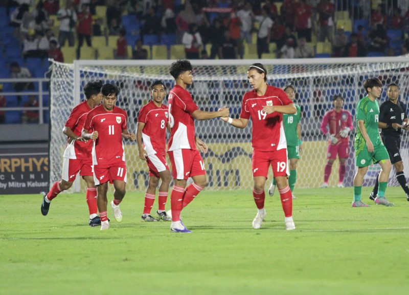 Timnas Indonesia U-23 berhasil membantai Makau dengan skor 5-0. Kemenangan ini membawa Indonesia naik ke posisi kedua klasemen Grup J dengan raihan empat poin. Di sisi lain, Timnas Makau kian terpuruk sebagai juru kunci. Sementara itu, puncak klasemen diduduki Korea Selatan yang menghimpun enam poin. Indonesia dan Korea harus beradu di laga penentu juara grup pada Selasa (9/9/2025). Timnas Indonesia U-23 berhasil membantai Makau dengan skor 5-0. Kemenangan ini membawa Indonesia naik ke posisi kedua klasemen Grup J dengan raihan empat poin. Di sisi lain, Timnas Makau kian terpuruk sebagai juru kunci. Sementara itu, puncak klasemen diduduki Korea Selatan yang menghimpun enam poin. Indonesia dan Korea harus beradu di laga penentu juara grup pada Selasa (9/9/2025). (Dok. Detikjatim/Suparno)