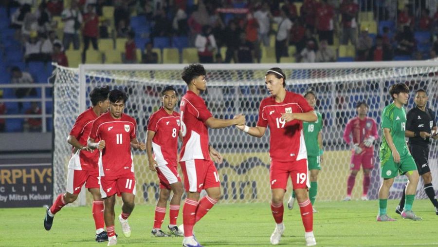Timnas Indonesia U-23 berhasil membantai Makau dengan skor 5-0. Kemenangan ini membawa Indonesia naik ke posisi kedua klasemen Grup J dengan raihan empat poin. Di sisi lain, Timnas Makau kian terpuruk sebagai juru kunci. Sementara itu, puncak klasemen diduduki Korea Selatan yang menghimpun enam poin. Indonesia dan Korea harus beradu di laga penentu juara grup pada Selasa (9/9/2025). Timnas Indonesia U-23 berhasil membantai Makau dengan skor 5-0. Kemenangan ini membawa Indonesia naik ke posisi kedua klasemen Grup J dengan raihan empat poin. Di sisi lain, Timnas Makau kian terpuruk sebagai juru kunci. Sementara itu, puncak klasemen diduduki Korea Selatan yang menghimpun enam poin. Indonesia dan Korea harus beradu di laga penentu juara grup pada Selasa (9/9/2025). (Dok. Detikjatim/Suparno)