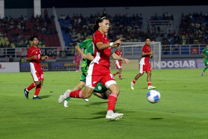 Timnas Indonesia U-23 berhasil membantai Makau dengan skor 5-0. Kemenangan ini membawa Indonesia naik ke posisi kedua klasemen Grup J dengan raihan empat poin. Di sisi lain, Timnas Makau kian terpuruk sebagai juru kunci. Sementara itu, puncak klasemen diduduki Korea Selatan yang menghimpun enam poin. Indonesia dan Korea harus beradu di laga penentu juara grup pada Selasa (9/9/2025). Timnas Indonesia U-23 berhasil membantai Makau dengan skor 5-0. Kemenangan ini membawa Indonesia naik ke posisi kedua klasemen Grup J dengan raihan empat poin. Di sisi lain, Timnas Makau kian terpuruk sebagai juru kunci. Sementara itu, puncak klasemen diduduki Korea Selatan yang menghimpun enam poin. Indonesia dan Korea harus beradu di laga penentu juara grup pada Selasa (9/9/2025). (Dok. Detikjatim/Suparno)