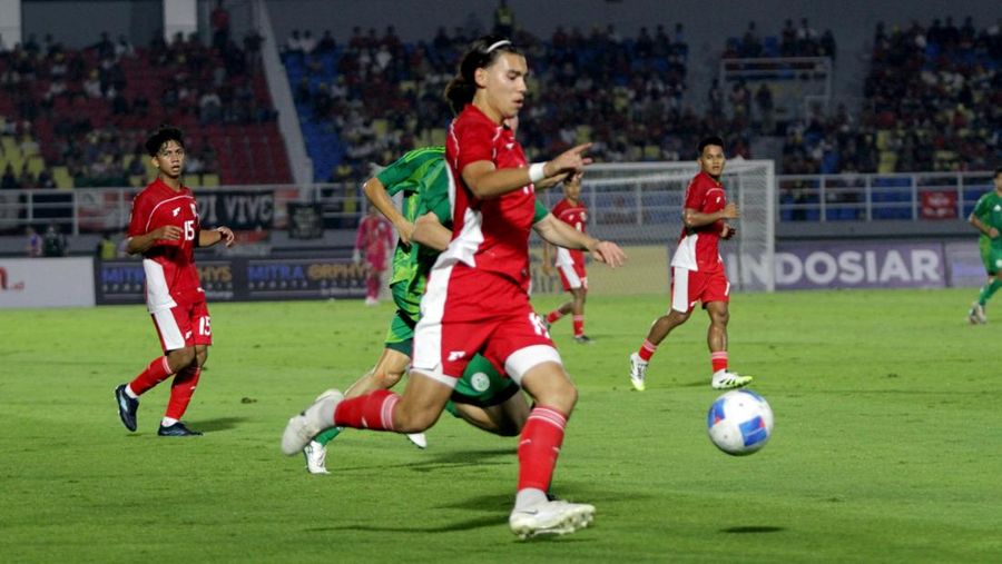 Timnas Indonesia U-23 berhasil membantai Makau dengan skor 5-0. Kemenangan ini membawa Indonesia naik ke posisi kedua klasemen Grup J dengan raihan empat poin. Di sisi lain, Timnas Makau kian terpuruk sebagai juru kunci. Sementara itu, puncak klasemen diduduki Korea Selatan yang menghimpun enam poin. Indonesia dan Korea harus beradu di laga penentu juara grup pada Selasa (9/9/2025). Timnas Indonesia U-23 berhasil membantai Makau dengan skor 5-0. Kemenangan ini membawa Indonesia naik ke posisi kedua klasemen Grup J dengan raihan empat poin. Di sisi lain, Timnas Makau kian terpuruk sebagai juru kunci. Sementara itu, puncak klasemen diduduki Korea Selatan yang menghimpun enam poin. Indonesia dan Korea harus beradu di laga penentu juara grup pada Selasa (9/9/2025). (Dok. Detikjatim/Suparno)