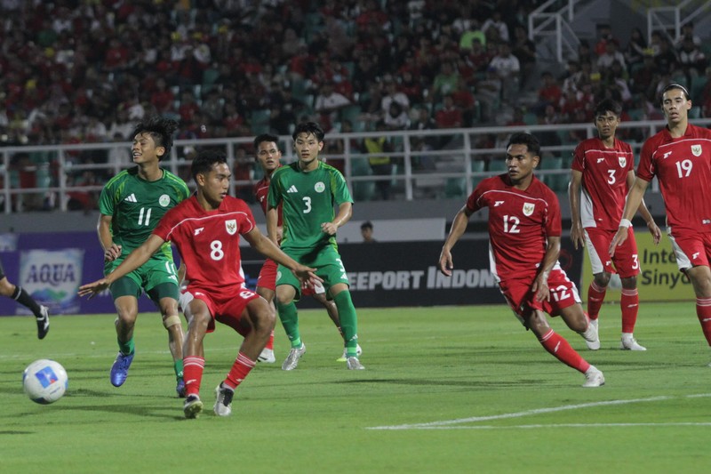 Timnas Indonesia U-23 berhasil membantai Makau dengan skor 5-0. Kemenangan ini membawa Indonesia naik ke posisi kedua klasemen Grup J dengan raihan empat poin. Di sisi lain, Timnas Makau kian terpuruk sebagai juru kunci. Sementara itu, puncak klasemen diduduki Korea Selatan yang menghimpun enam poin. Indonesia dan Korea harus beradu di laga penentu juara grup pada Selasa (9/9/2025). (Dok. Detikjatim/Suparno)