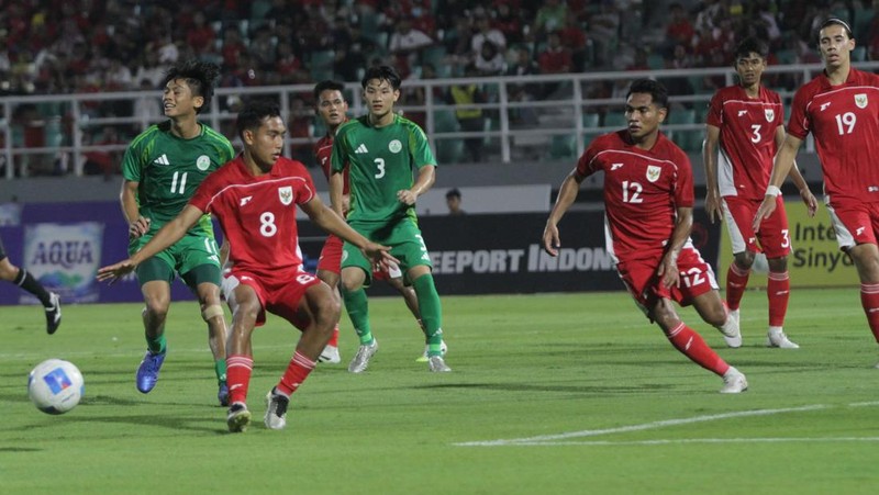 Timnas Indonesia U-23 berhasil membantai Makau dengan skor 5-0. Kemenangan ini membawa Indonesia naik ke posisi kedua klasemen Grup J dengan raihan empat poin. Di sisi lain, Timnas Makau kian terpuruk sebagai juru kunci. Sementara itu, puncak klasemen diduduki Korea Selatan yang menghimpun enam poin. Indonesia dan Korea harus beradu di laga penentu juara grup pada Selasa (9/9/2025). (Dok. Detikjatim/Suparno)