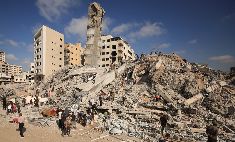 Sebuah bangunan runtuh setelah terkena serangan udara Israel, di Kota Gaza, 5 September 2025. Sebuah bangunan runtuh setelah terkena serangan udara Israel, di Kota Gaza, 5 September 2025. (REUTERS/Mahmoud Issa)