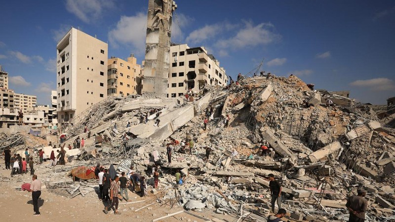 Sebuah bangunan runtuh setelah terkena serangan udara Israel, di Kota Gaza, 5 September 2025. (REUTERS/Mahmoud Issa)