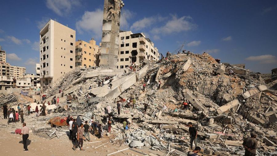 Warga Palestina memeriksa lokasi serangan udara Israel hari ini yang menghancurkan sebuah bangunan tempat tinggal, di Kota Gaza, 6 September 2025. (REUTERS/Dawoud Abu Alkas)