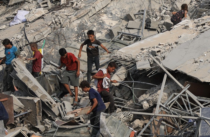 Sebuah bangunan runtuh setelah terkena serangan udara Israel, di Kota Gaza, 5 September 2025. Sebuah bangunan runtuh setelah terkena serangan udara Israel, di Kota Gaza, 5 September 2025. (REUTERS/Mahmoud Issa)