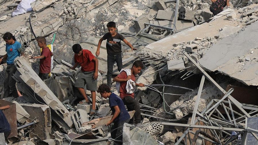 Sebuah bangunan runtuh setelah terkena serangan udara Israel, di Kota Gaza, 5 September 2025. Sebuah bangunan runtuh setelah terkena serangan udara Israel, di Kota Gaza, 5 September 2025. (REUTERS/Mahmoud Issa)