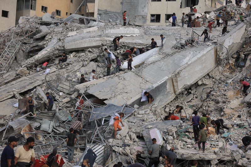 Sebuah bangunan runtuh setelah terkena serangan udara Israel, di Kota Gaza, 5 September 2025. Sebuah bangunan runtuh setelah terkena serangan udara Israel, di Kota Gaza, 5 September 2025. (REUTERS/Mahmoud Issa)