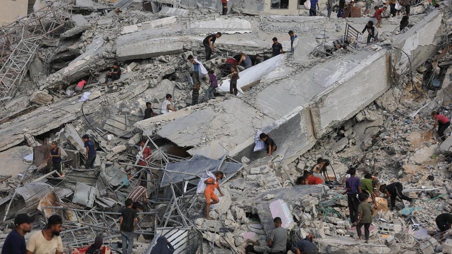 Sebuah bangunan runtuh setelah terkena serangan udara Israel, di Kota Gaza, 5 September 2025. Sebuah bangunan runtuh setelah terkena serangan udara Israel, di Kota Gaza, 5 September 2025. (REUTERS/Mahmoud Issa)