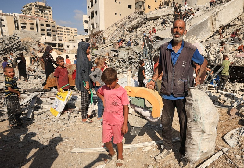Sebuah bangunan runtuh setelah terkena serangan udara Israel, di Kota Gaza, 5 September 2025. Sebuah bangunan runtuh setelah terkena serangan udara Israel, di Kota Gaza, 5 September 2025. (REUTERS/Mahmoud Issa)