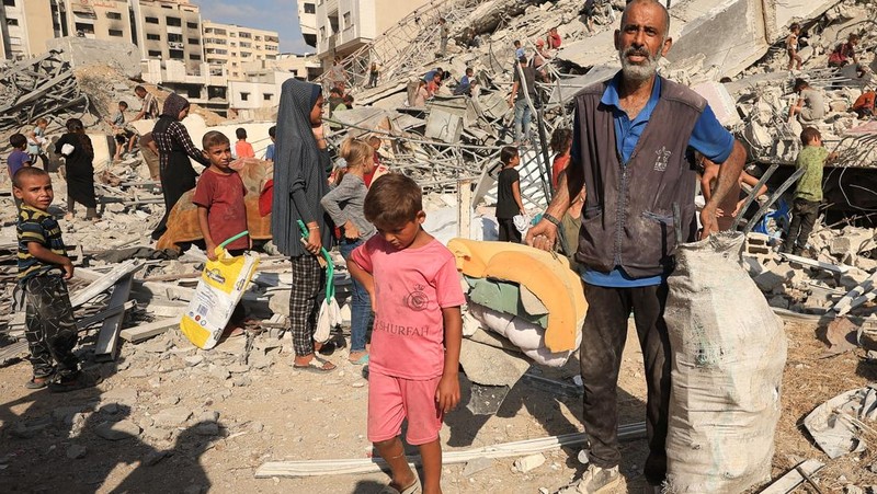 Sebuah bangunan runtuh setelah terkena serangan udara Israel, di Kota Gaza, 5 September 2025. (REUTERS/Mahmoud Issa)