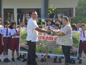 Tanamkan Cinta Lingkungan Sejak Dini, Polres Dumai Ajak Siswa SD Tanam Pohon