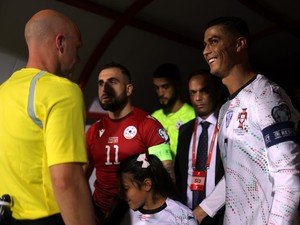 Viral Momen Haru Ronaldo dan Bocah Maskot Lapangan