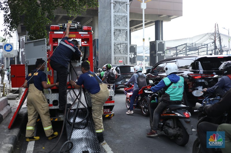 Dampak kebakaran area food court di kawasan Jalan Fatmawati, Jakarta, Senin (8/9/2025). (CNBC Indonesia/Tri Susilo)