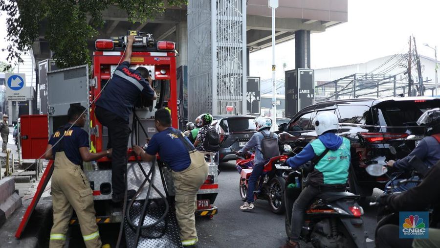 Dampak kebakaran area food court di kawasan Jalan Fatmawati, Jakarta, Senin (8/9/2025). (CNBC Indonesia/Tri Susilo)