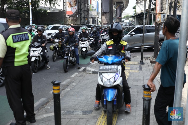 Dampak kebakaran area food court di kawasan Jalan Fatmawati, Jakarta, Senin (8/9/2025). (CNBC Indonesia/Tri Susilo) Dampak kebakaran area food court di kawasan Jalan Fatmawati, Jakarta, Senin (8/9/2025). (CNBC Indonesia/Tri Susilo)
