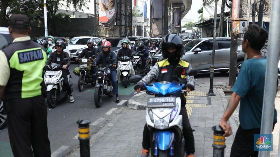 Dampak kebakaran area food court di kawasan Jalan Fatmawati, Jakarta, Senin (8/9/2025). (CNBC Indonesia/Tri Susilo)